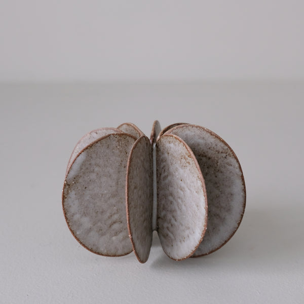 Objet Petale S en grès blanc D 9cm - brun mat de Motoko Saigo chez Brutal