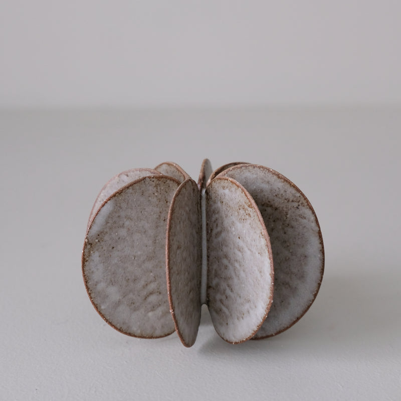 Objet Petale S en grès blanc D 9cm - brun mat de Motoko Saigo chez Brutal