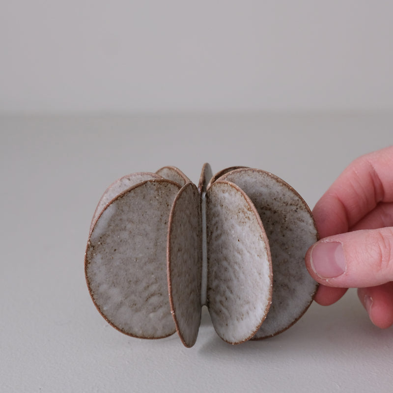 Objet Petale S en grès blanc D 9cm - brun mat de Motoko Saigo chez Brutal