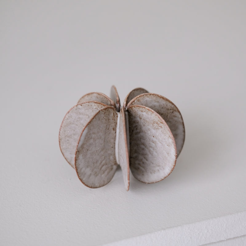 Objet Petale S en grès roux D 9cm - brun mat de Motoko Saigo chez Brutal