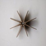 Objet Petale S en grès roux D 9cm - brun mat de Motoko Saigo chez Brutal