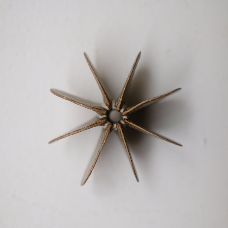 Objet Petale S en grès roux D 9cm - brun mat de Motoko Saigo chez Brutal