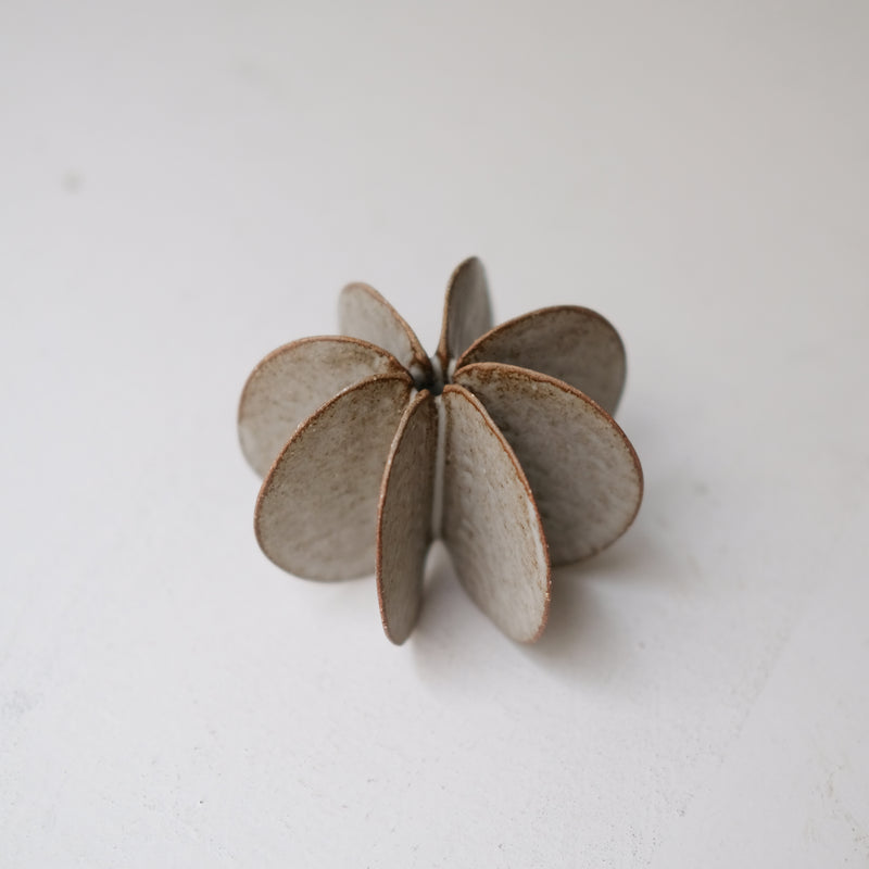 Objet Petale S en grès roux D 9cm - brun mat de Motoko Saigo chez Brutal