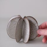 Objet Petale M en grès roux D 12,5cm - brun mat de Motoko Saigo chez Brutal Ceramics