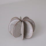 Objet Petale M en grès roux D 12,5cm - brun mat de Motoko Saigo chez Brutal Ceramics