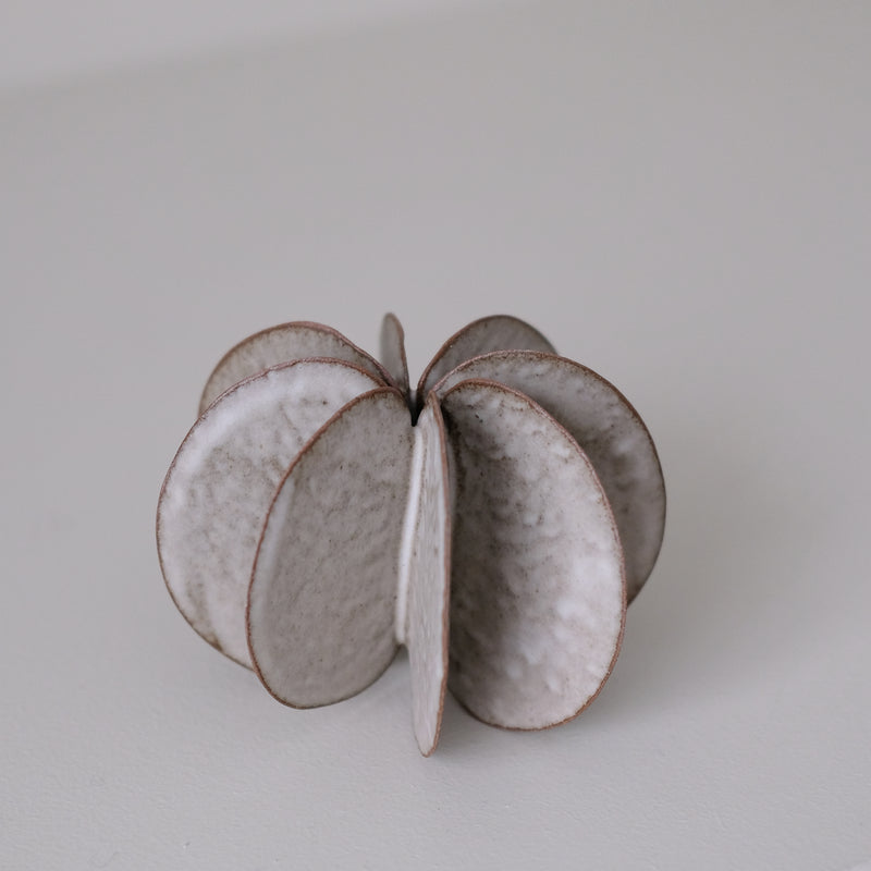 Objet Petale M en grès roux D 12,5cm - brun mat de Motoko Saigo chez Brutal Ceramics