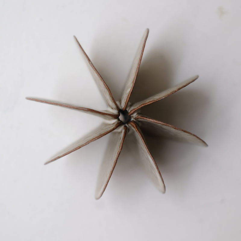 Objet Petale M en grès roux D 12,5cm - brun mat de Motoko Saigo chez Brutal Ceramics