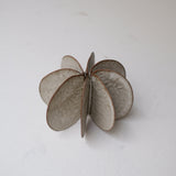 Objet Petale M en grès roux D 12,5cm - brun mat de Motoko Saigo chez Brutal Ceramics