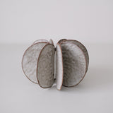 Objet Petale L en grès roux D 14cm - brun de Motoko Saigo chez Brutal Ceramics