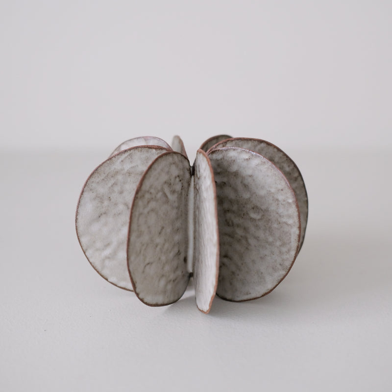 Objet Petale L en grès roux D 14cm - brun de Motoko Saigo chez Brutal Ceramics