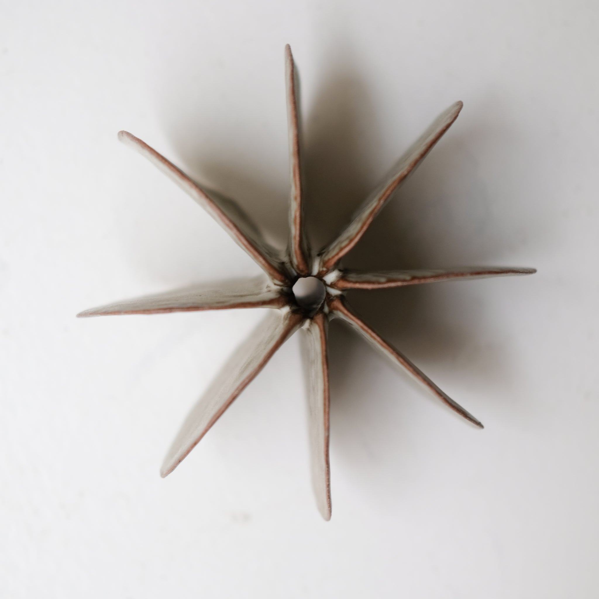 Objet Petale L en grès roux D 14cm - brun de Motoko Saigo chez Brutal Ceramics