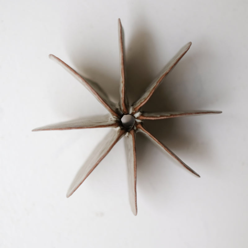 Objet Petale L en grès roux D 14cm - brun de Motoko Saigo chez Brutal Ceramics