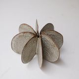 Objet Petale L en grès roux D 14cm - brun de Motoko Saigo chez Brutal Ceramics