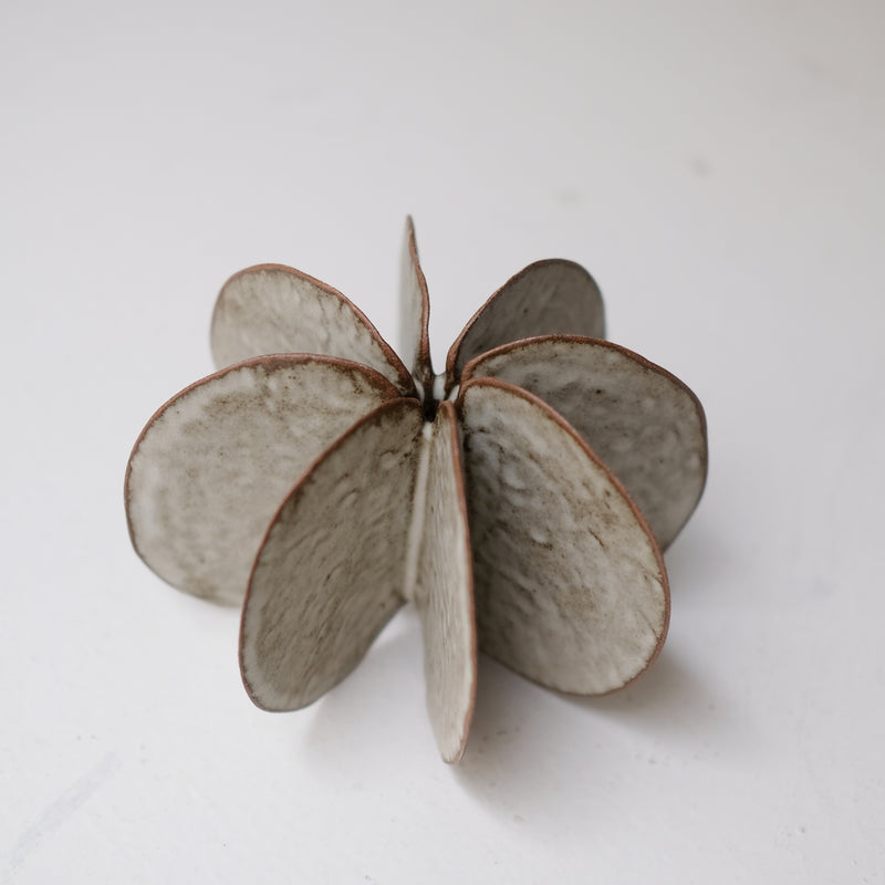 Objet Petale L en grès roux D 14cm - brun de Motoko Saigo chez Brutal Ceramics