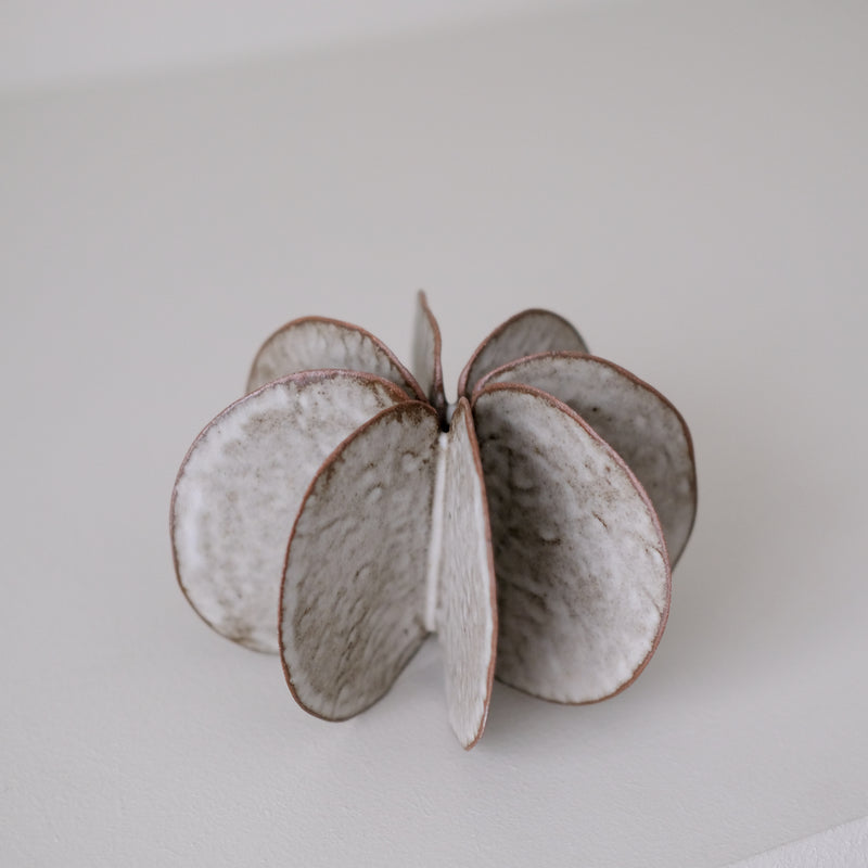 Objet Petale L en grès roux D 14cm - brun de Motoko Saigo chez Brutal Ceramics