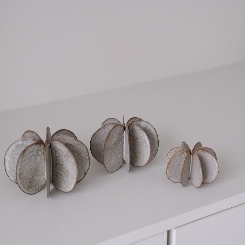 Objet Petale L en grès roux D 14cm - brun de Motoko Saigo chez Brutal Ceramics