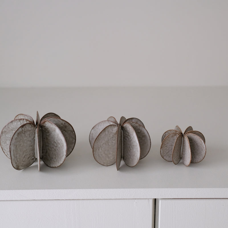 Objet Petale L en grès roux D 14cm - brun de Motoko Saigo chez Brutal Ceramics