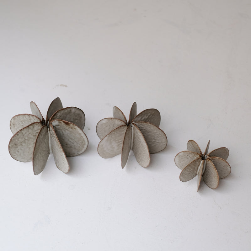 Objet Petale S en grès roux D 9cm - brun mat de Motoko Saigo chez Brutal