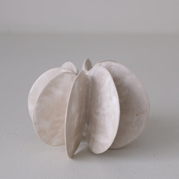 Objet Petale S en grès blanc D 8cm - blanc mat de Motoko Saigo chez Brutal Ceramics