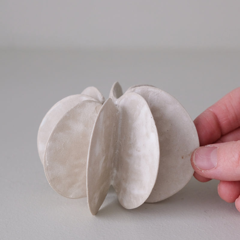 Objet Petale S en grès blanc D 8cm - blanc mat de Motoko Saigo chez Brutal Ceramics