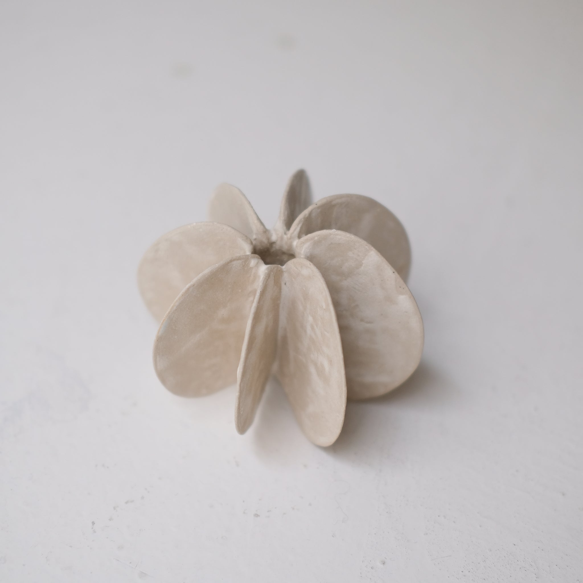 Objet Petale S en grès blanc D 8cm - blanc mat de Motoko Saigo chez Brutal Ceramics