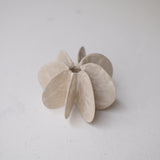 Objet Petale S en grès blanc D 8cm - blanc mat de Motoko Saigo chez Brutal Ceramics