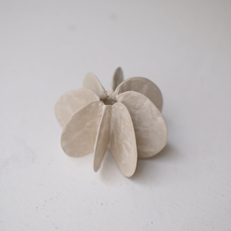 Objet Petale S en grès blanc D 8cm - blanc mat de Motoko Saigo chez Brutal Ceramics