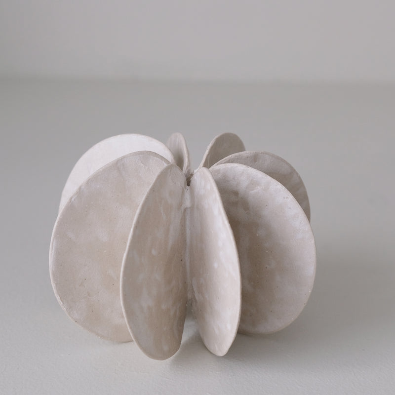 Objet Petale M en grès blanc D 11cm - blanc mat de Motoko Saigo chez Brutal