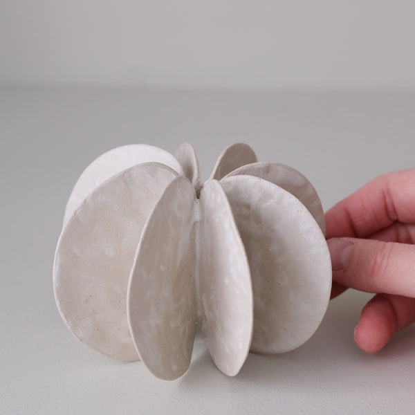 Objet Petale M en grès blanc D 11cm - blanc mat de Motoko Saigo chez Brutal