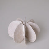 Objet Petale M en grès blanc D 11cm - blanc mat de Motoko Saigo chez Brutal