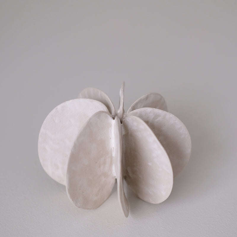 Objet Petale M en grès blanc D 11cm - blanc mat de Motoko Saigo chez Brutal