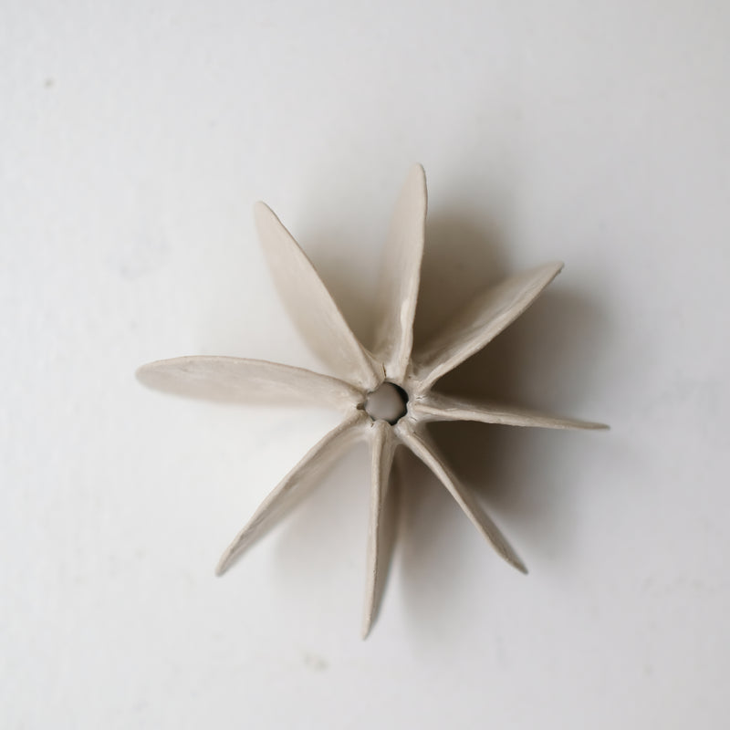 Objet Petale M en grès blanc D 11cm - blanc mat de Motoko Saigo chez Brutal