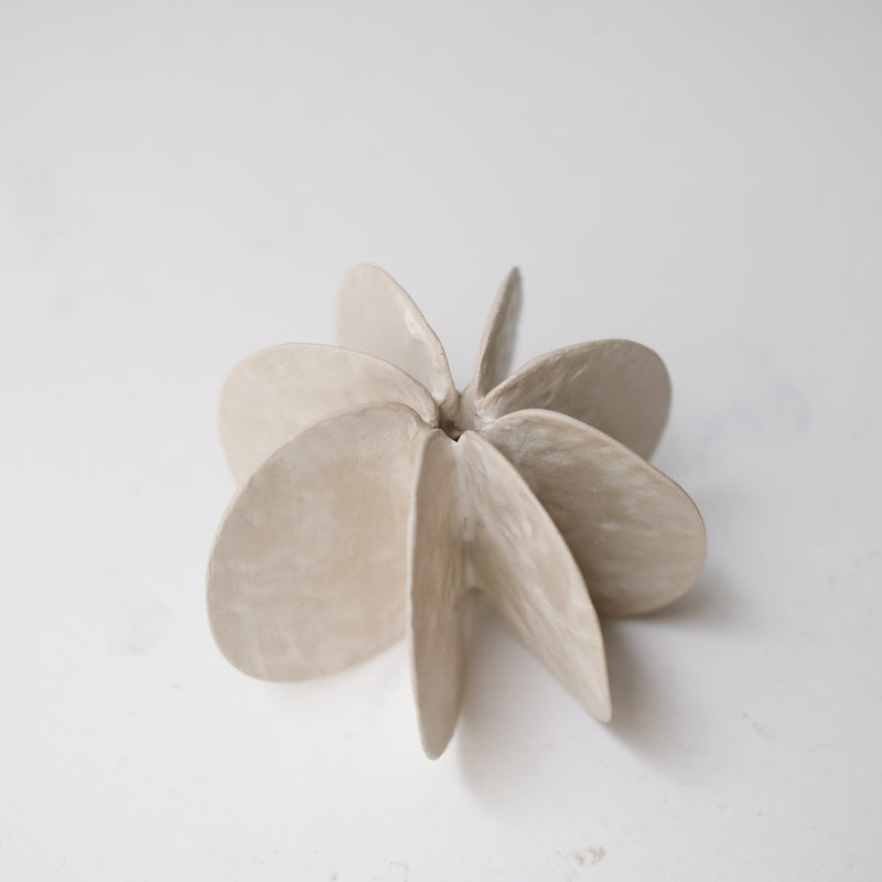 Objet Petale M en grès blanc D 11cm - blanc mat de Motoko Saigo chez Brutal