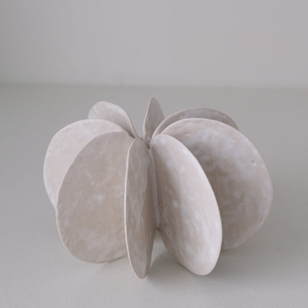 Objet Petale L en grès blanc D 14,3cm - blanc mat de Motoko Saigo chez Brutal Ceramics
