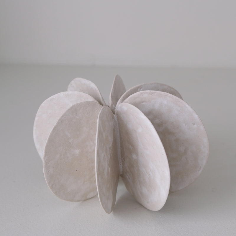 Objet Petale L en grès blanc D 14,3cm - blanc mat de Motoko Saigo chez Brutal Ceramics