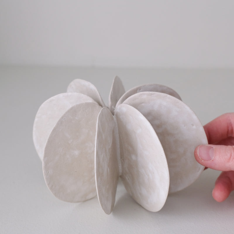 Objet Petale L en grès blanc D 14,3cm - blanc mat de Motoko Saigo chez Brutal Ceramics