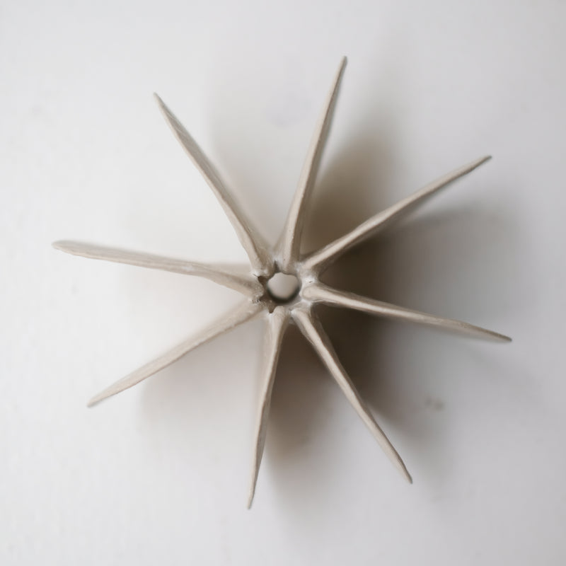 Objet Petale L en grès blanc D 14,3cm - blanc mat de Motoko Saigo chez Brutal Ceramics