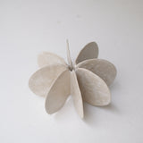 Objet Petale L en grès blanc D 14,3cm - blanc mat de Motoko Saigo chez Brutal Ceramics
