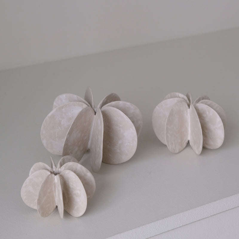 Objet Petale S en grès blanc D 8cm - blanc mat de Motoko Saigo chez Brutal Ceramics