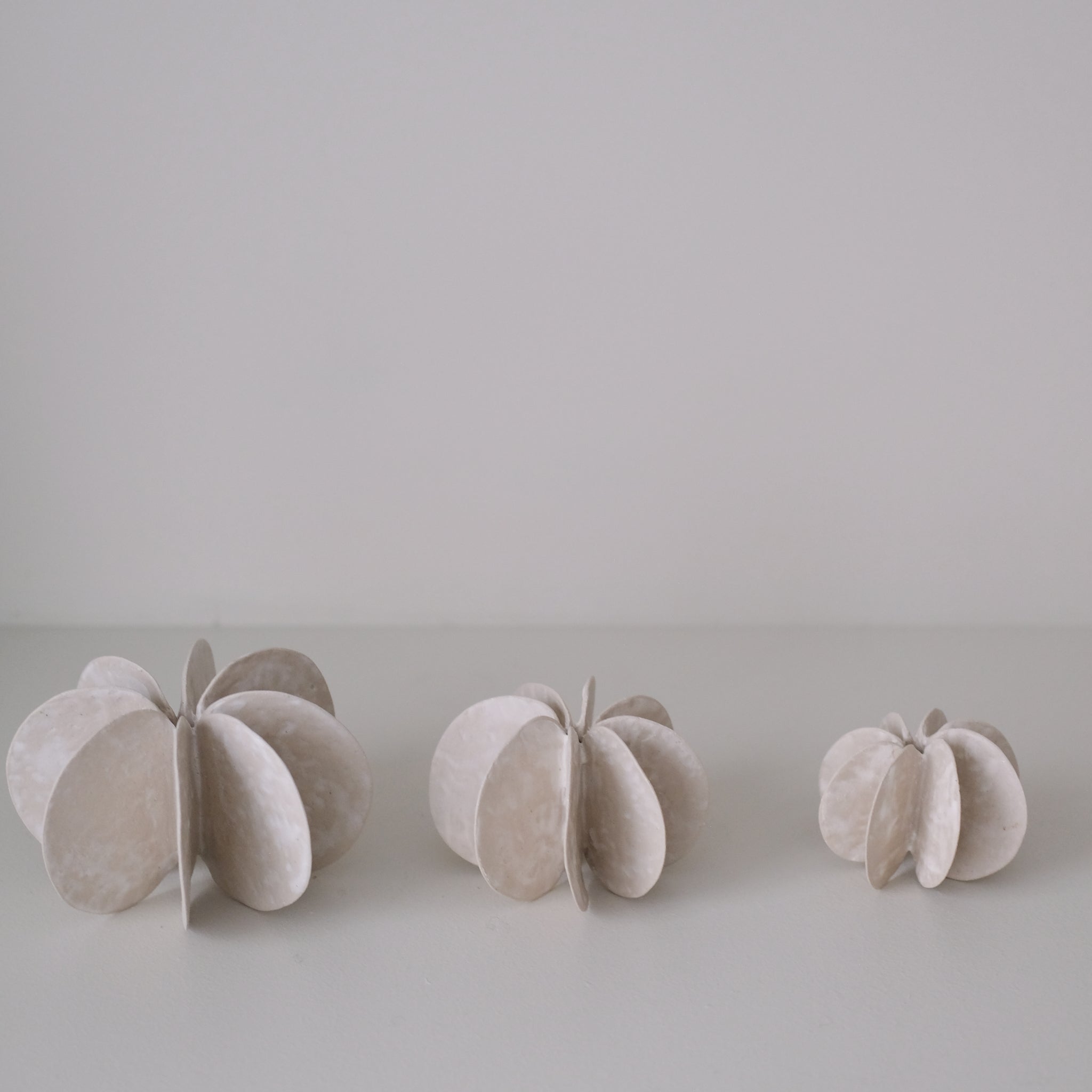 Objet Petale M en grès blanc D 11cm - blanc mat de Motoko Saigo chez Brutal