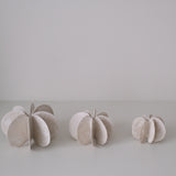 Objet Petale M en grès blanc D 11cm - blanc mat de Motoko Saigo chez Brutal