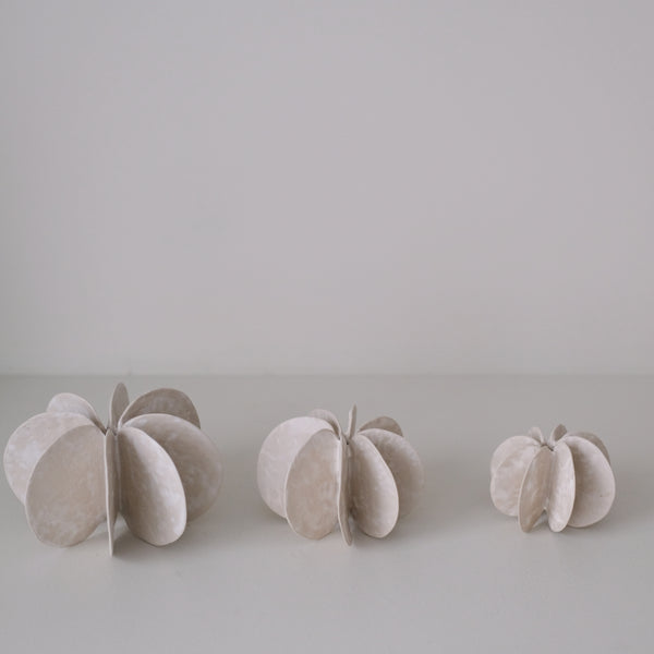 Objet Petale M en grès blanc D 11cm - blanc mat de Motoko Saigo chez Brutal