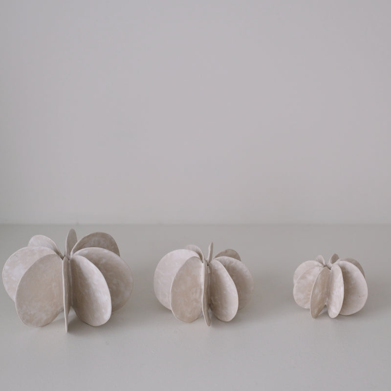 Objet Petale M en grès blanc D 11cm - blanc mat de Motoko Saigo chez Brutal