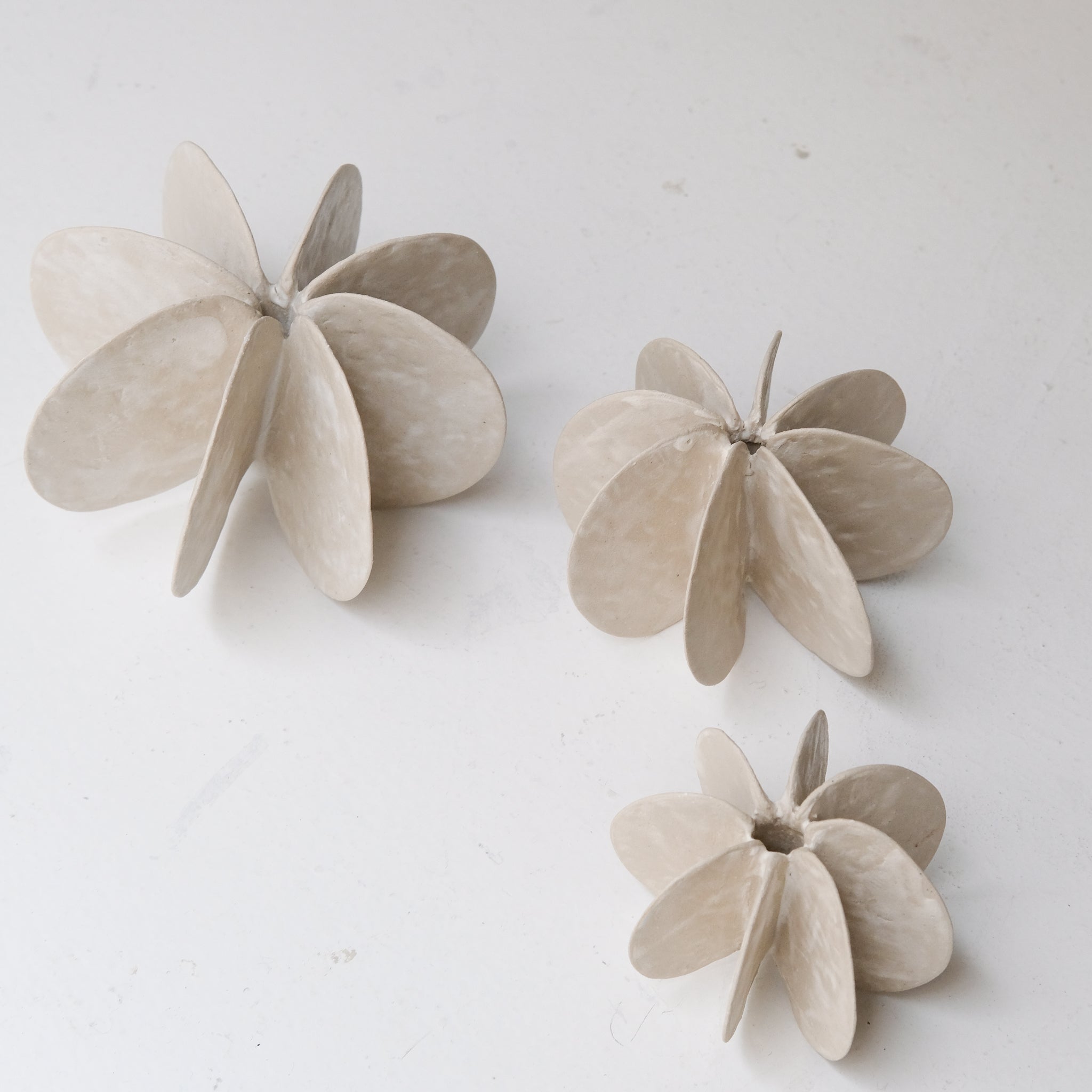 Objet Petale L en grès blanc D 14,3cm - blanc mat de Motoko Saigo chez Brutal Ceramics