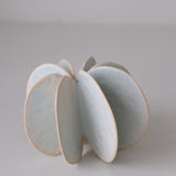 Objet Petale S en grès blanc D 9cm - Céladon de Motoko Saigo chez Brutal Ceramics