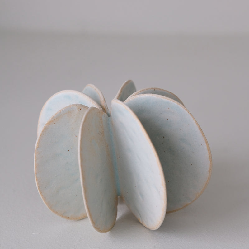 Objet Petale S en grès blanc D 9cm - Céladon de Motoko Saigo chez Brutal Ceramics