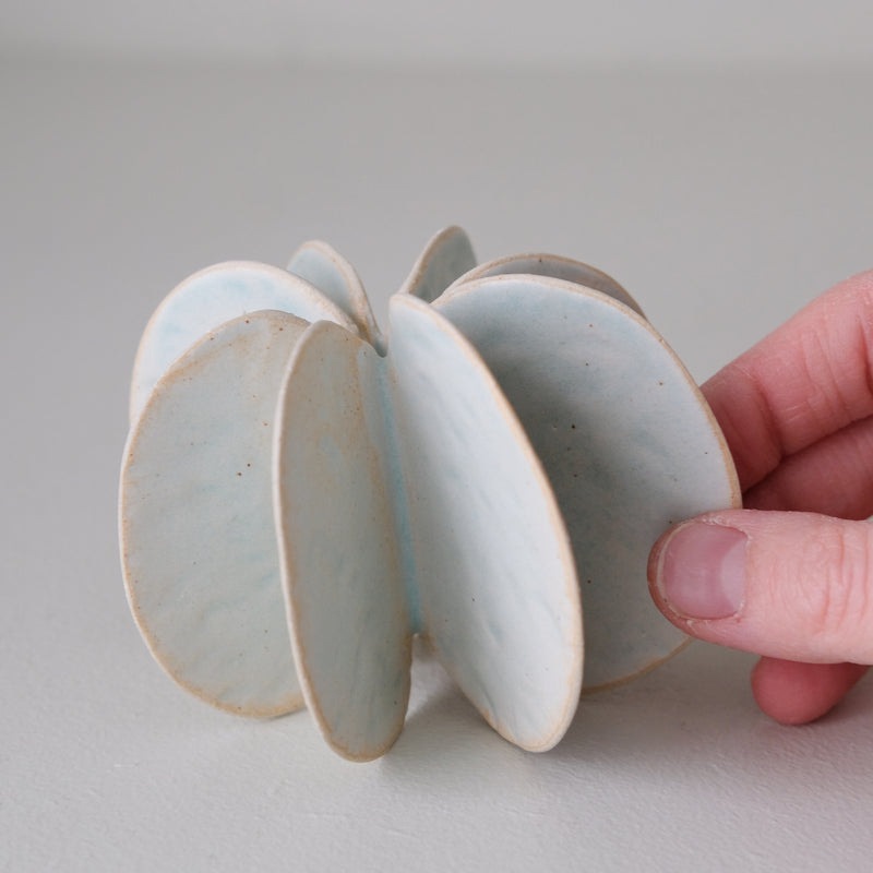 Objet Petale S en grès blanc D 9cm - Céladon de Motoko Saigo chez Brutal Ceramics