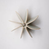 Objet Petale S en grès blanc D 9cm - Céladon de Motoko Saigo chez Brutal Ceramics