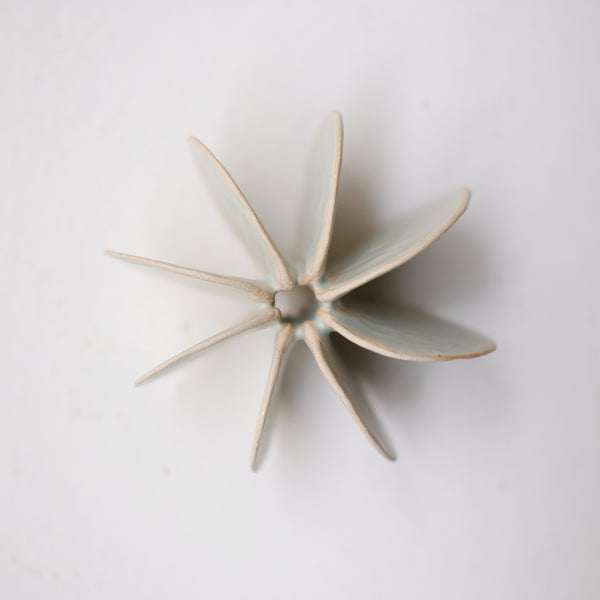 Objet Petale S en grès blanc D 9cm - Céladon de Motoko Saigo chez Brutal Ceramics