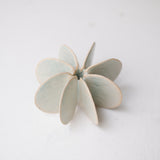 Objet Petale S en grès blanc D 9cm - Céladon de Motoko Saigo chez Brutal Ceramics